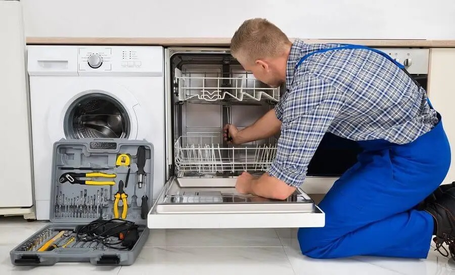 Ayaş Termoteknik servisi teknisyen ekibi beyaz eşya tamiri yaparken